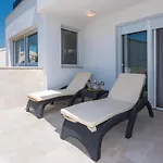 Amazing In With Jacuzzi *