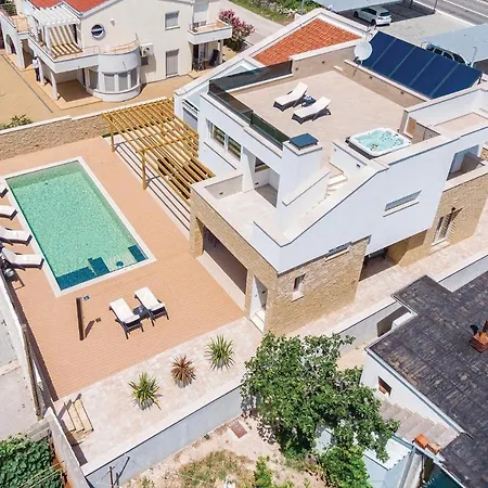 度假居 Amazing In With Jacuzzi