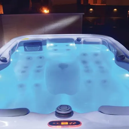 Amazing In With Jacuzzi *