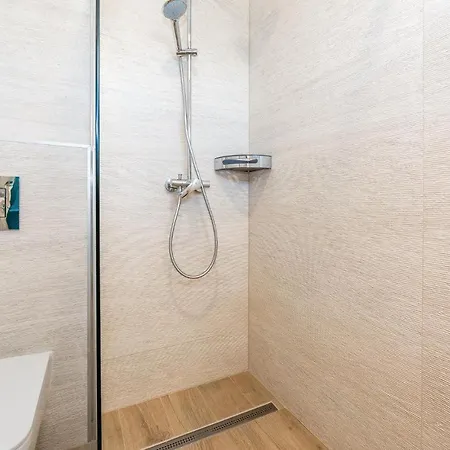 Amazing In With Jacuzzi *