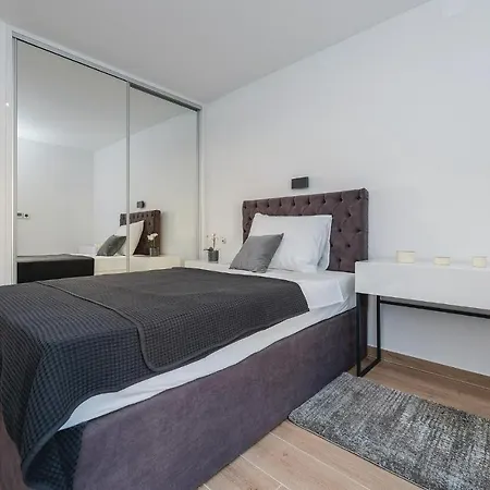 Amazing In With Jacuzzi 皮罗瓦茨