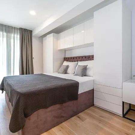 Amazing In With Jacuzzi Holiday home *