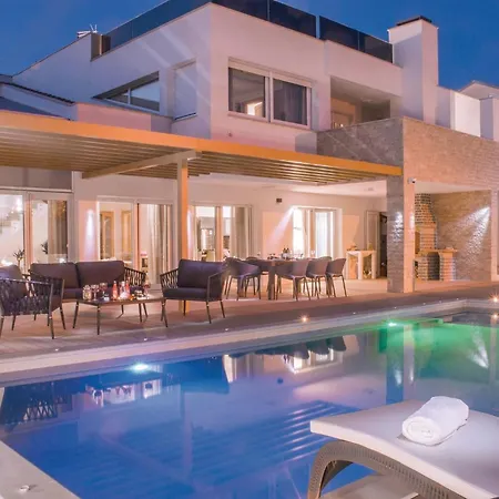 Amazing In With Jacuzzi 5* פירובאץ