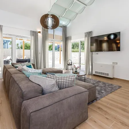 Amazing In With Jacuzzi 皮罗瓦茨