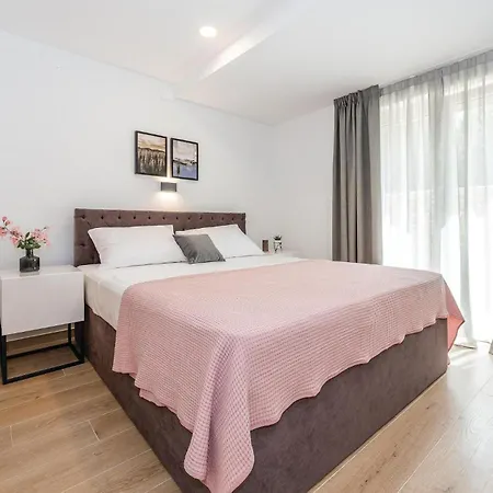 Amazing In With Jacuzzi *