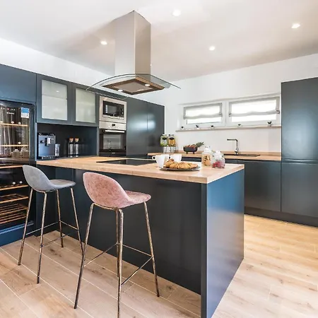 Amazing In With Jacuzzi Holiday home *