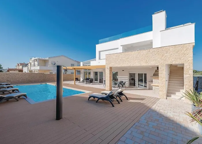 Vikendica Amazing In With Jacuzzi Pirovac