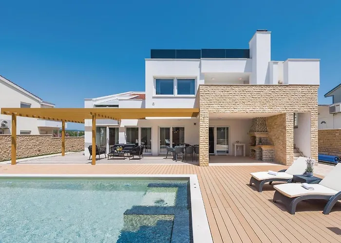 Amazing In With Jacuzzi * Pirovac