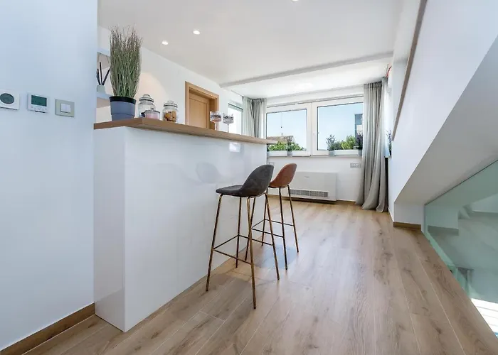 Amazing In With Jacuzzi Сasa de vacaciones Pirovac