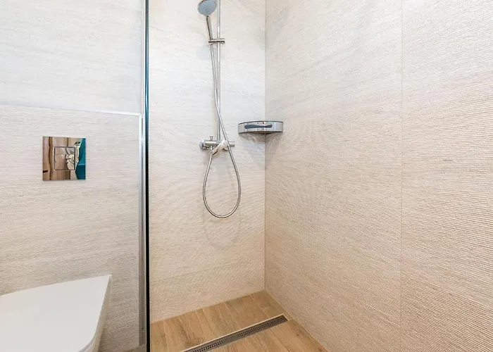 Amazing In With Jacuzzi *