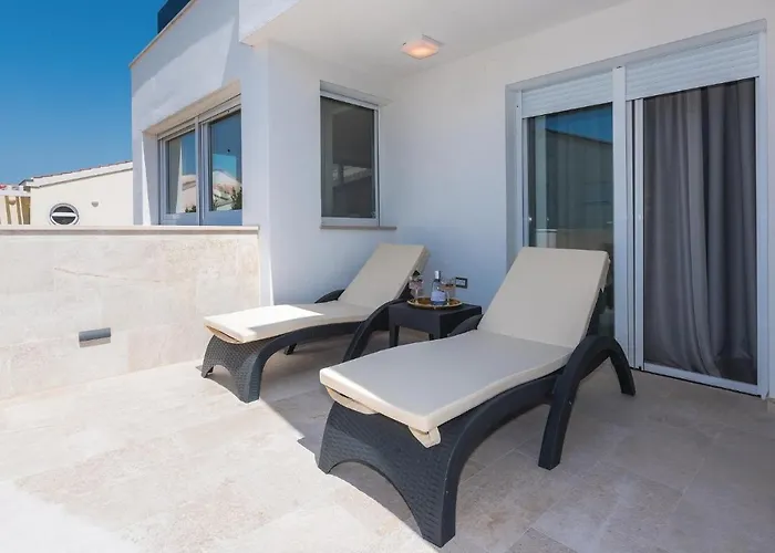 Amazing In With Jacuzzi *