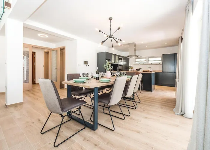 Amazing In With Jacuzzi Сasa de vacaciones Pirovac