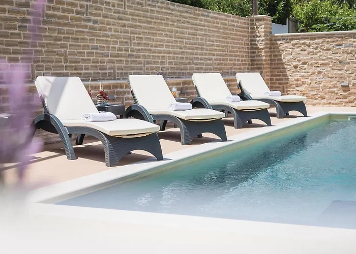 Amazing In With Jacuzzi Сasa de vacaciones Pirovac