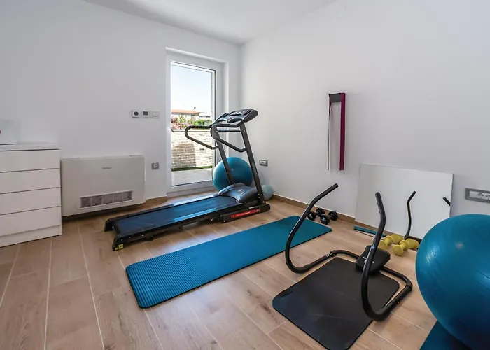 Сasa de vacaciones Amazing In With Jacuzzi Pirovac