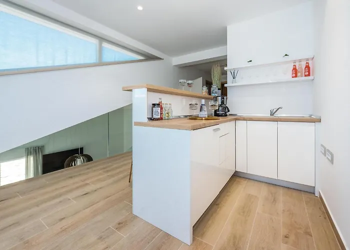 Amazing In With Jacuzzi Сasa de vacaciones Pirovac